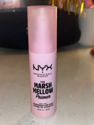 NYX Marsh Mellow Primer rosa🍰🌸 - NYX Marsh Mellow Primer är en ljusrosa primer i en smidig pumpflaska 30 ml. Innehåller marshmallow root-extrakt för en mjuk och jämn bas innan smink. Perfekt för dig som vill ha en len finish och bättre hållbarhet på din makeup.🩷 köpt för ett tag sen för att jag ville testa den men den var inget för mig tyvärr. Dock har jag låtit kompisar låna den så det är ungefär 75% kvar i den! pris går så klart alltid att diskutera!