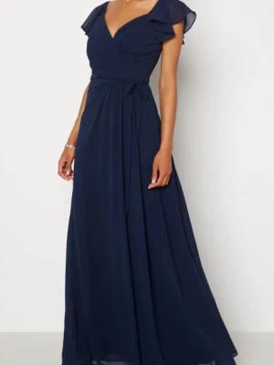 Mörkblå balklänning med volangärm  - Säljer en elegant mörkblå balklänning med volang ärm. Använd 1 gång, nypris 1000 kr, jag säljer för 500 kr!😊💖