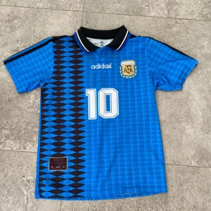 Argentina 1994 Maradona 10 - Retro Argentina fotbollströja från 1994 bortatröjan med Maradona 10. Snygg vintage tröja, storlek M men funkar för S med. Pris kan diskuteras🌟