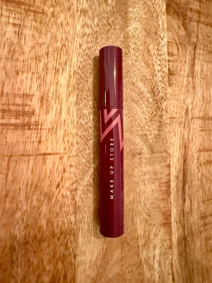 Make Up Store Magnified Volume Mascara Ny Oöppnad - Mascara från Make Up Store. Oöppnad. Ger volym till fransarna och har en stilren design. Perfekt för dig som vill ha markerade ögonfransar med extra volym. Nypris 229 kr.