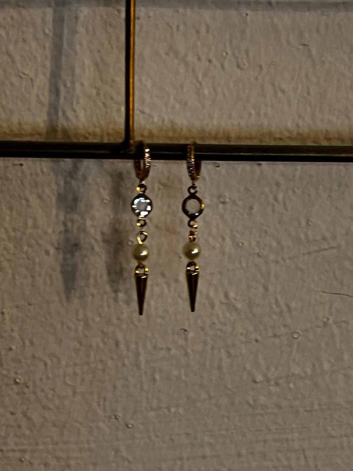 Guldörhängen med pärlor och spets