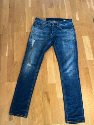 Dondup George  - Dondup George i väldigt bra skick, storlek 31/32. Hör av dig vid frågor!