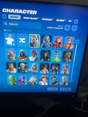 Fortnite-konto med 52 skins - Säljer ett Fortnite-konto med 52 olika skins, inklusive flera sällsynta och populära karaktärer. Perfekt för dig som vill ha ett varierat urval av outfits och visa upp unika stilar i spelet. Kontot har även flera tillbehör och är sorterat efter senaste förvärv.