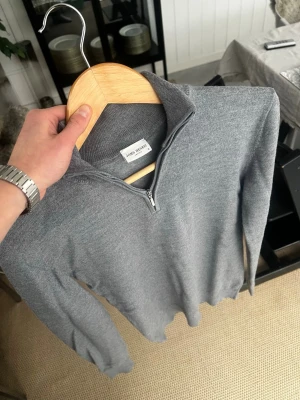 John Henric Half-Zip Tröja, 100% Merinoull - Säljer en snygg och klassisk half-zip tröja från John Henric. Perfekt till både vardag och lite mer uppklätt✨🎊