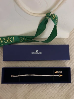 Swarovski Matrix Tennis Armband - Tennisarmband från Swarovski i roseguld. Aldrig använd endast provad. Medföljer påse samt orginalförpackning. Inget kvitto då det var en present. Nypris 2299 kr på swarovskis hemsida. 
