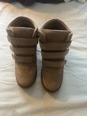 Isabel Marant-liknande - Skorna är i storlek 37 och i en beige färg. De är i helt nytt skick och har aldrig använts. Köpta frpn NELLY. Snygga och lättmatchade-perfekta för både vardag och finare tillfällen. Hör av er vid frågor!☺️