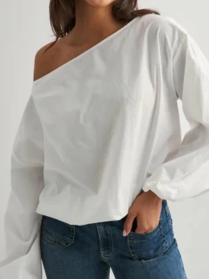 Vit offshoulder blus i bomull - Använd en gång, säljer då den inte kommer till användning❤️nypris 299kr kom privat för egna bilder💕💕💕💕💕 Säljer en vit offshoulder blus med lång ärm och avslappnad passform. Toppen är gjord i bomull och har en snygg, enkel design som passar perfekt till jeans eller kjol. Perfekt för dig som gillar en stilren och trendig look.