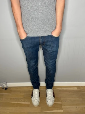 Nudie Jeans - Nudie Jeans| Storlek: 29/34| Modellen är 177 cm| Skick: 9/10| Pris: 349kr| Priset går alltid att diskutera😊