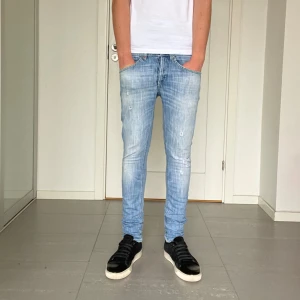 Dondup George jeans  - Säljer nu dessa Dondup George jeans med snygga slitningar i populär design, skriv för fler bilder/frågor🙌🏼