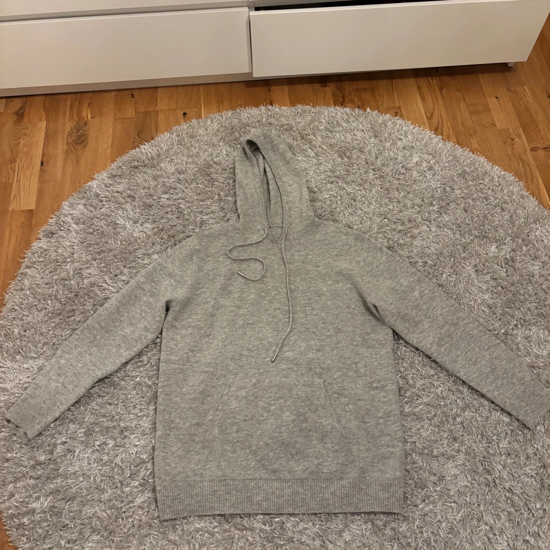 Grå stickad hoodie med huva
