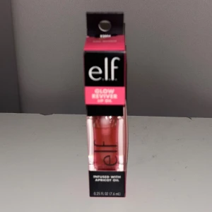 e.l.f. Glow Reviver Lip Oil rosa - Glow Reviver Lip Oil från e.l.f. i en snygg rosa nyans. 75kr fast pris går inte ner mer 💞