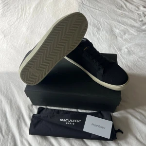 Svarta Saint Laurent sneakers - Svarta sneakers från Saint Laurent i storlek 43. Skorna är helt nya, aldrig använda. Låda, Dustbag och äkthetscertofikat ingår
