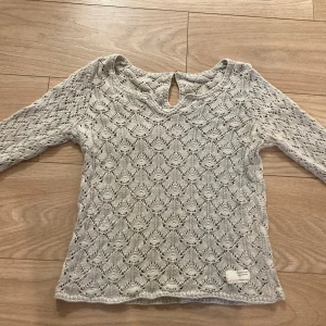 Odd Molly/ 100% Bomull / Ny FRI FRAKT - Str M nyskick Perfekt att styla både till jeans och kjol – en mysig men ändå trendig tröja som sticker ut. Nyskick 100% Bomull 