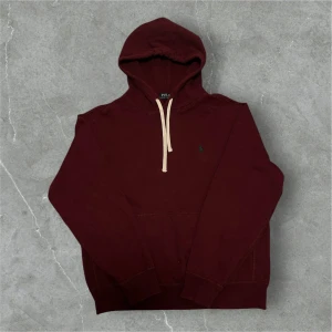 Ralph Lauren Hoodie Vinröd - 📍Storlek:M  💪🏽Skick:Mycket bra   📐Mått:Längd:64cm:Axelbredd:48cm  📎Material:100%Bomull  📦Skickar alltid inom 24h  💸Köp fler plagg för att få billigare pris  ✅Äkthetsgaranti