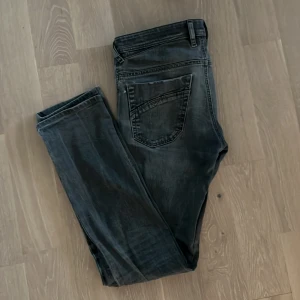Diesel jeans  - Nu säljer vi  dessa gråa jeans från Diesel, modell Iakop, med regular slim fit och stretch i storlek 30/34. Jeansen har klassisk femficksdesign, raka ben och diskreta slitningar för en cool look. Perfekta för dig som gillar en stilren men avslappnad vibe. Skick 8/10. Vid fler frågor är det bara att skriva och pris kan diskuteras vid snabb affär!