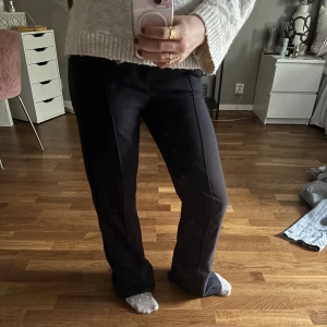 Svarta kostymbyxor från Gina Tricot - Svarta kostymbyxor från Gina Tricot med pressveck och utsvängda ben. 🤍