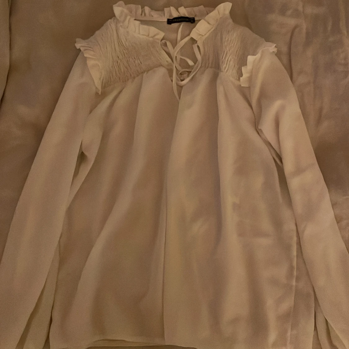 Vit blus med volang från Trendyol