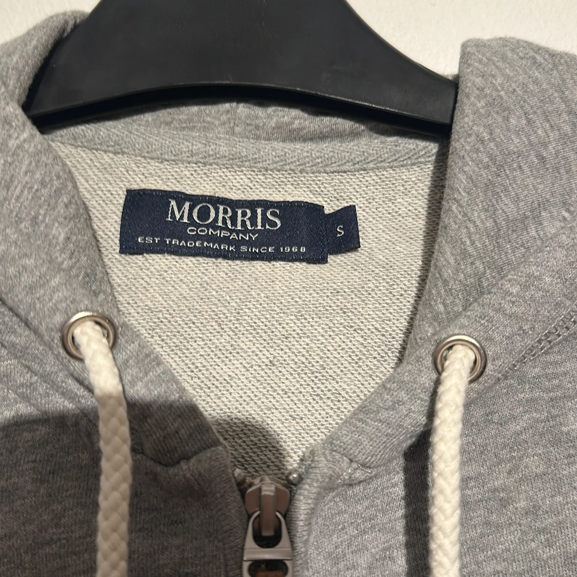 Grå hoodie med dragkedja från Morris - 1