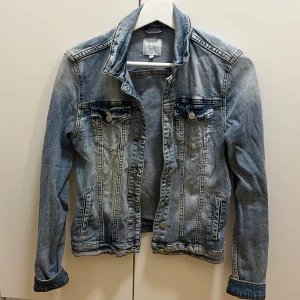 Blå jeansjacka - Blå jeansjacka 