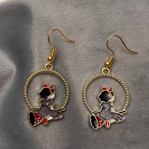 Kiki’s Delivery Service Örhängen Ghibli  - Jättesöta örhängen inspirerade av Kikis expressbud! Runda och förställer Kiki på en kvast. Berlockerna är ca 2 cm i diameter.   Perfekt för ett Studio Ghibli fan! 