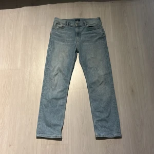 Gant jeans - Ett par snygga ljusblåa jeans från gant. Jeansen är ljusblåa med en snygg och deskret tvätt. De är rätt simpla och passar dig med en clean och avslappnad stil. De har en rätt straight passform. Tveka inte på att skicka prisförslag och hör av dig om du vill ha fler bilder eller mått.