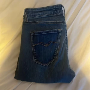 Replay skinny jeans i mörkblå denim - Snygga skinny jeans från Replay i mörkblå tvätt med klassiska kontrastsömmar och cool detalj på bakfickan. Jeansen har fem fickor och en smal passform som sitter tajt längs benen. Perfekta för dig som gillar en modern och stilren look. Är öppen för frågor och pris kan diskuteras. W27 L30