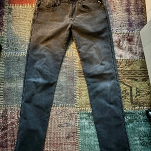 Mörkgrå Replay Jeans - Stl: 31/32 | Färg: Mörkgrå | använda några gånger men inte många pga för stora 