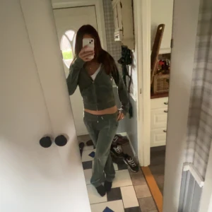 Grön Juicy Couture set  - Säljer en snygg grönt set från Juicy Couture. Setet är i mjuk velour och har snörning vid midjan. Perfekt för dig som gillar chill och trendiga vibes. Man kan köpa separat för 350kr 