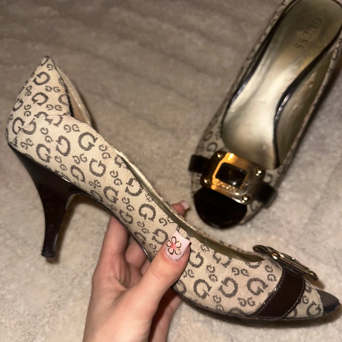 Beige pumps med guldspänne från Guess - 2