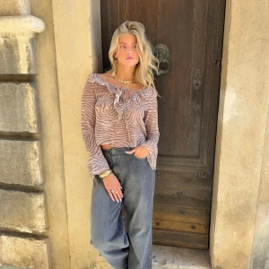 Zebra topp - Jättefin topp/blus från Design by si i storlek M/L som är slutsåld på hemsidan. Sparaamt använd och i mycket bra skick. Bara att skicka om du undrar något eller vill ha fler bilder💓