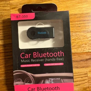 BT-350 Car Bluetooth Music Receiver - Ny Car Bluetooth Music Receiver (hands-free) i originalförpackning. Stödjer Bluetooth hands-free och A2DP stereo. Perfekt för att streama musik och ta samtal i bilen. Produkten ser oanvänd ut och förpackningen är i gott skick.