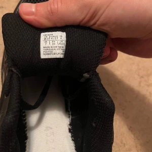 ASICS Gel-Kayano 14 svarta sneakers - Svarta ASICS Gel-Kayano 14 sneakers med mesh och syntetöverdrag. Skorna har en chunky sula, snörning och sportig vibe. Perfekta för dig som gillar streetstyle och komfort. Aldrig använda, helt nya. EU 41.5 26cm