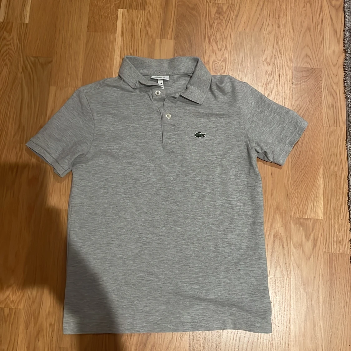 Grå pike från Lacoste