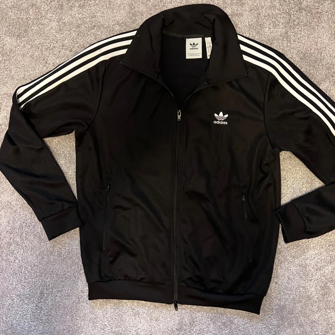 Svart Adidas vindjacka med vita ränder