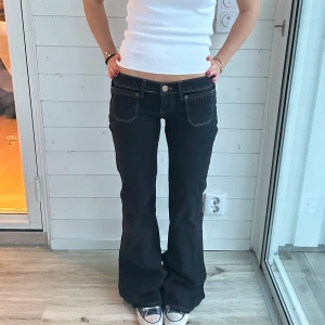 Svarta bootcut jeans - Svarta lågmidjade bootcutjeans från Lee. Storlek S, Midja: 39x2 cm innerben: 83 cm
