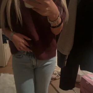 Ljusblå raka jeans - Säljer ett par ljusblå jeans med klassisk femficksdesign och raka ben. Jeansen har mellan midja och är tillverkade i ett mjukt denimtyg som ger en avslappnad vibe. Perfekta att styla med en stickad tröja eller t-shirt. 