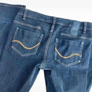 Skinny jeans med coola fickor - Skinny jeans från Ginatricot Midjemått - ca 82cm Innerbenslängd - 79/79,5cm, passar bra på mig som är 172cm Lite blekta knän (sista bilden) Mycket bra skick