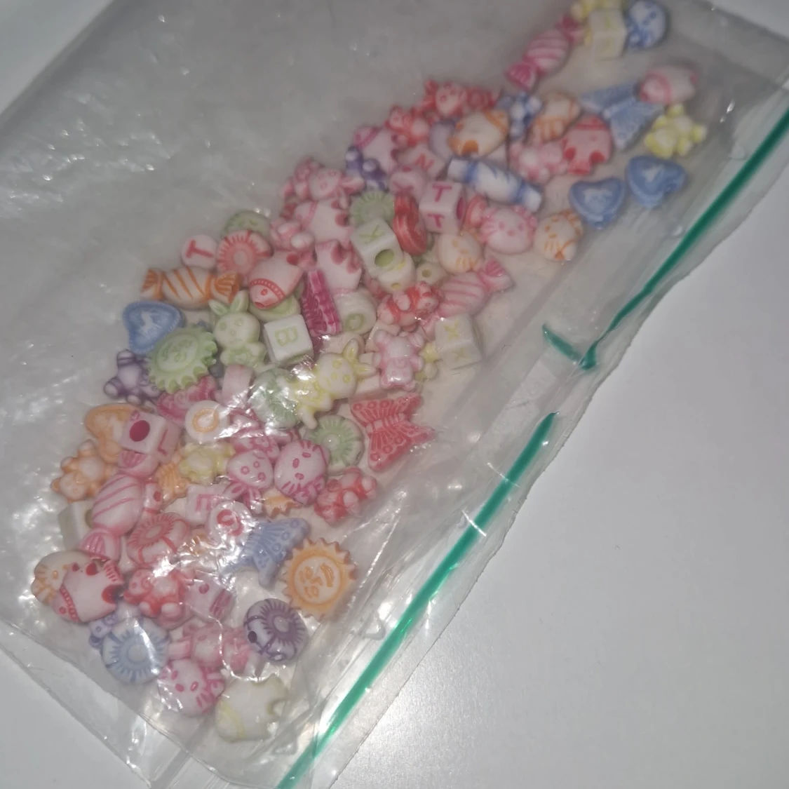 Färgglada pärlor till smyckestillverkning - 1