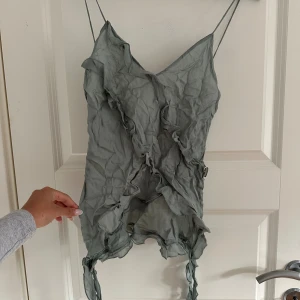 Grön volang-linnetopp från Zara - Supersnygg grön linnetopp från Zara med tunna axelband och volangdetaljer framtill. Helt oanvänd 💚