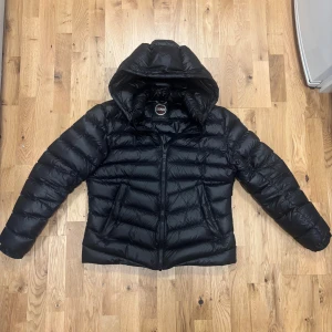 Colmar jacka - Skitnajs högkvalitativ och varm dunjacka från Colmar. Jackan är i storlek 54 men passar 52 och motsvarar M/L. Självklart är jackan äkta och nypris ligger på 6500kr. Mitt pris är 2899, vilket självklart går att förhandla!