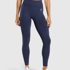 Tränings tights  - Tränings tights från Gymshark. Säljer för de inte kommer till användning. Använda 1 gång. Nypris 599 kr.  Hör av dig om du funderar på något. 💕