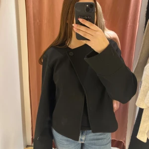 Kappa ifrån Gina  - Fin kappa som är perfekt till hösten säljer pga ingen andvändning ❤️