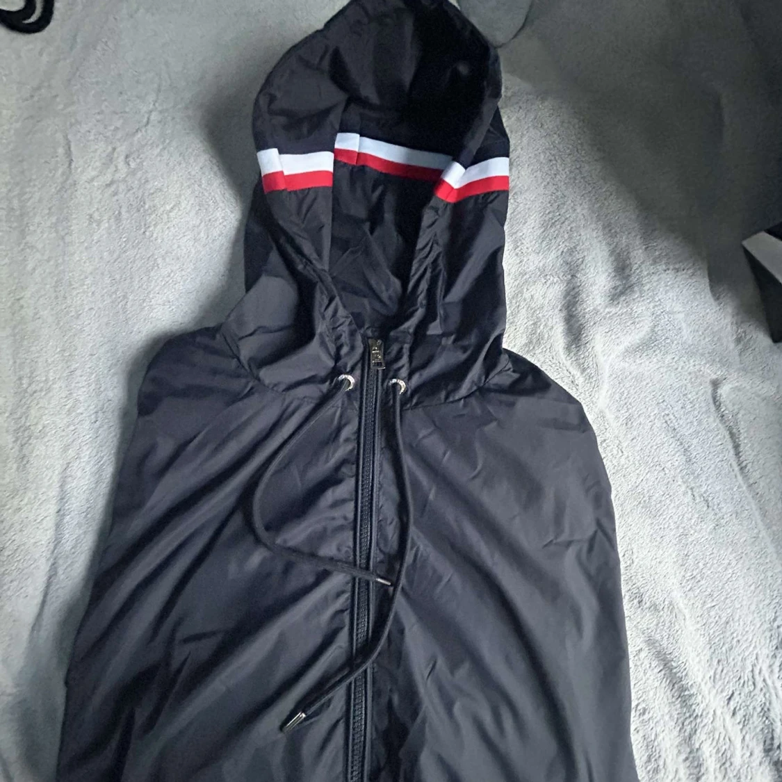 Svart vindjacka från Moncler med huva - 1