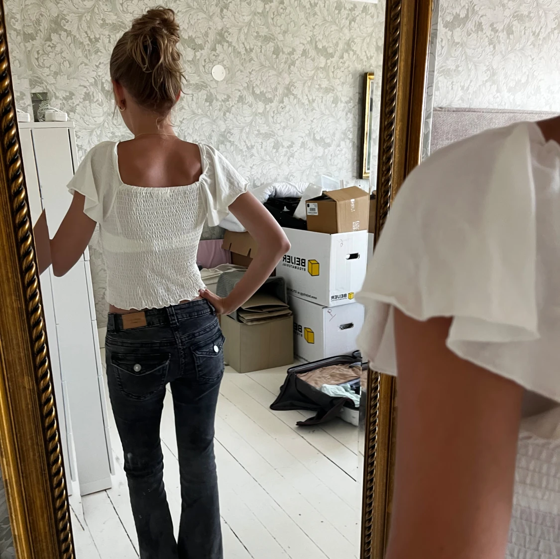 Vit smockad blus med volangärmar - 3