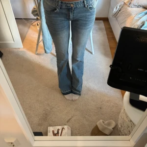 Blå bootcut jeans med kontrastfickor - Säljer ett par blå bootcut jeans, sytt dom själv Low waist, inga fickor och inga defekter, jag är 174 och dom är bra längd för mig!!! Str 34/36 men dom är väldigt stretchiga