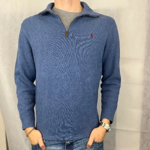 Ralph Lauren halfzip - Riktigt skön vintage raffe halfzip i storlek M. Väldigt fint skick. Modellen är 184