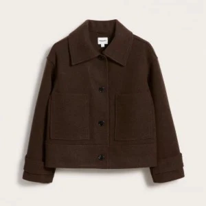 Brun Kappa KappAhl - Snygg brun kappa från Kappahl, aldrig använd, lappen kvar. Storlek S. Nypris, 899kr.