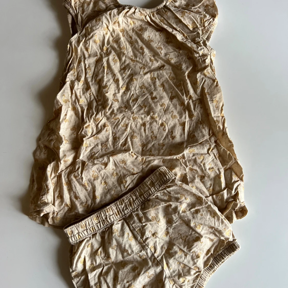 Beige tröja och shorts med guldmönster från H&M