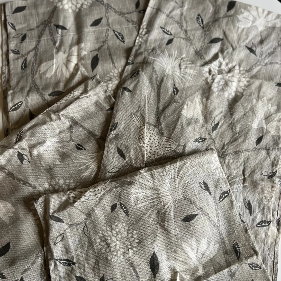 Gråa gardiner med naturmönster