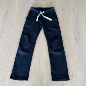 Russemerch Sweatpant Girl Straight leg   - Mjukisbyxor från Russemerch i storlek XXS. Byxorna har en vit snörning i midjan och raka ben. Perfekta för en avslappnad stil och sköna att ha på sig. Mjukt material och klassisk look. Nypris 499 kr.